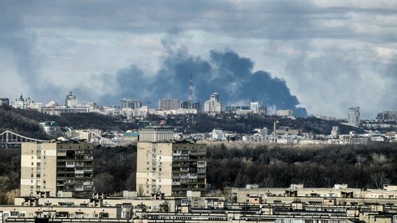 Rauch steigt am Morgen des 27. Februar über dem Teil der ukrainischen Hauptstadt Kiew auf, der am rechten Ufer des Dnipro liegt. © dpa-Bildfunk 