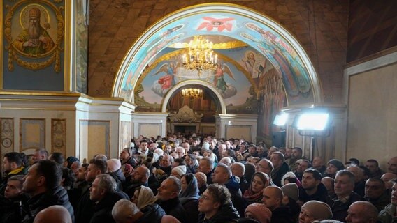 Menschen besuchen den Weihnachtsgottesdienst in der Mariä-Himmelfahrt-Kathedrale, dem Höhlenkloster in Lawra. In Kiew hat die neue Orthodoxe Kirche der Ukraine erstmals eine Weihnachtsmesse im berühmten Höhlenkloster abgehalten. © Efrem Lukatsky/AP/dpa 