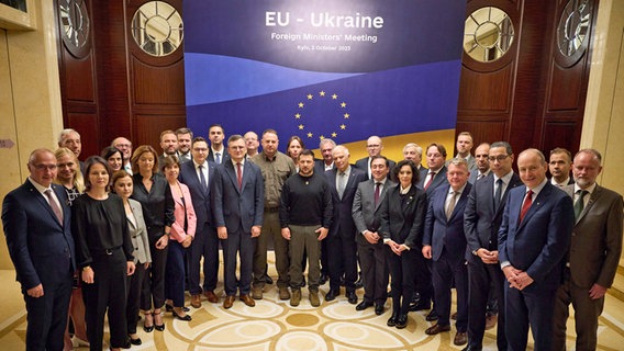 Wolodymyr Selenskyj (M.), Präsident der Ukraine, steht neben den Teilnehmern des informellen EU-Außenministertreffens in Kiew. © Uncredited/Ukrainian Presidential Press Office/AP/dpa 