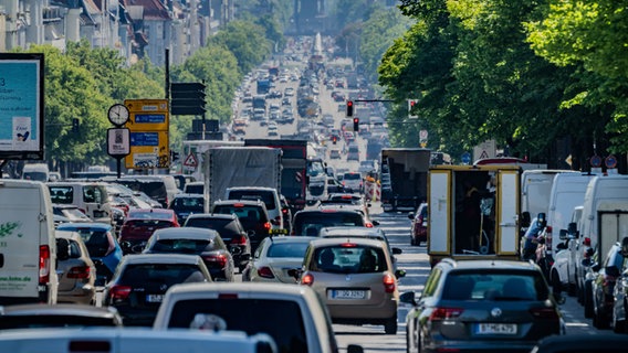 Autos, Lastwagen und Lieferfahrzeuge fahren auf dem Kaiserdamm in der Hauptstadt stadteinwärts. © dpa Foto: Michael Kappeler
