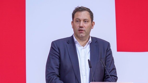 Der SPD-Parteivorsitzende Lars Klingbeil spricht beim Jahresabschluss der SPD im Willy-Brandt-Haus. © IMAGO / Fotostand 