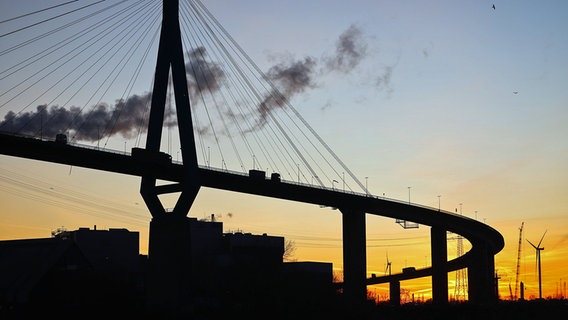 Die Köhlbrandbrücke in Hamburg im Abendlicht. © dpa-Bildfunk Foto: Christian Charisius