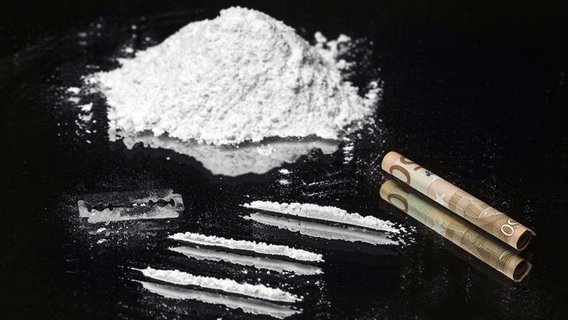 Ein Häufchen Kokain liegt auf einem Spiegel. © picture alliance/Geisler-Fotopress Foto: Christoph Hardt