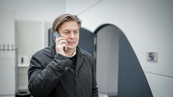 Der AfD-Abgeordnete Maximilian Krah telefoniert mit einem Mobiltelefon. © picture alliance/dpa | Kay Nietfeld Foto: Kay Nietfeld