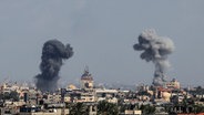 Rauchschwaden steigen nach israelischen Luftangriffen im Gazastreifen auf. © dpa Bildfunk Foto: Abed Rahim Khatib