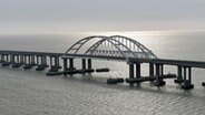 Die Krim-Brücke von Kertsch, die eine Verbindung zwischen Russland und der Schwarzmeer-Halbinsel Krim herstellt. © Alexei Nikolsky/Pool Sputnik Kremlin/AP/dpa 