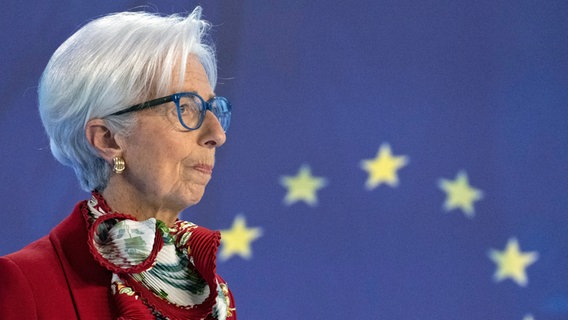 Christine Lagarde, Präsidentin der Europäischen Zentralbank, spricht auf einer Pressekonferenz. © Boris Roessler/dpa 