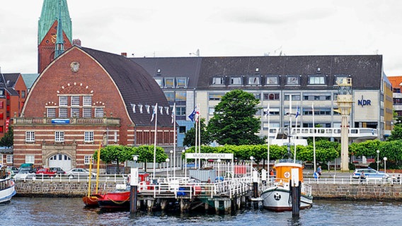Blick auf den NDR, das Schifffahrtsmuseum und die Nikolaikirche in Kiel. © NDR Foto: Juliane Haendschke