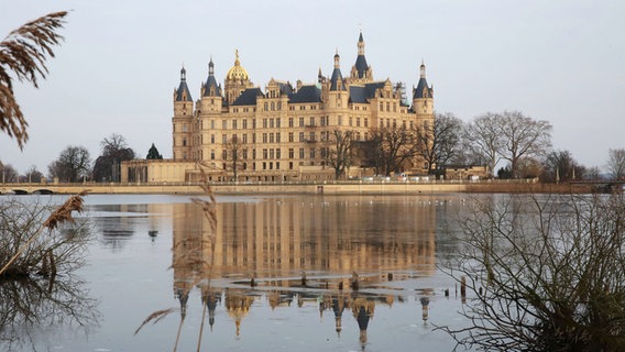 Blick auf das Schloss in der Landeshauptstadt Schwerin in dem der Landtag tagt. © imago/BildFunkMV Foto: Norbert Fellechner