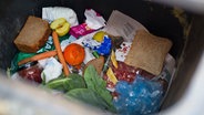 Verschiedene Lebensmittel liegen im Müll. © dpa Foto: Patrick Pleul