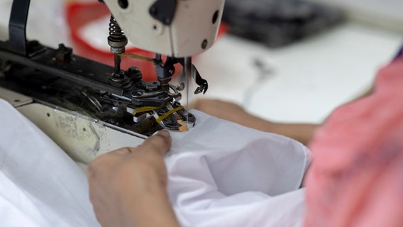 Eine Frau arbeitet in einer Textilfabrik © picture alliance/dpa Foto: K M Asad