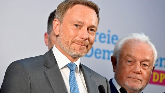 Christian Lindner und im Hintergrund Wolfgang Kubicki beim Wahlabend der FDP zur Landtagswahl in Schleswig-Holstein © picture alliance / Geisler-Fotopress Foto: Uwe  Geisler