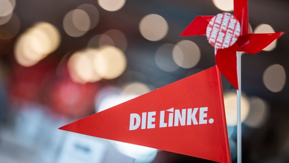 Ein Fähnchen und ein kleines Windrad mit dem Aufdruck "Die Linke". © picture alliance/dpa Foto: Lino Mirgeler