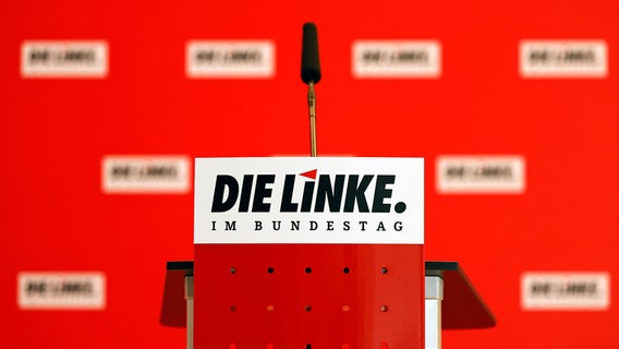 Schriftzug der Partei "Die Linke" auf einem Redner-Podium mit Mikrofon. © dpa picture alliance / Geisler-Fotopress Foto: Christoph Hardt