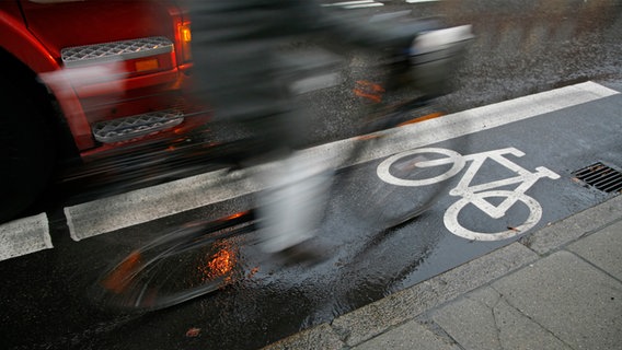 Fahrradfahrer fährt neben einem LKW auf der Fahrradspur © colourbox Foto: Knud Nielsen