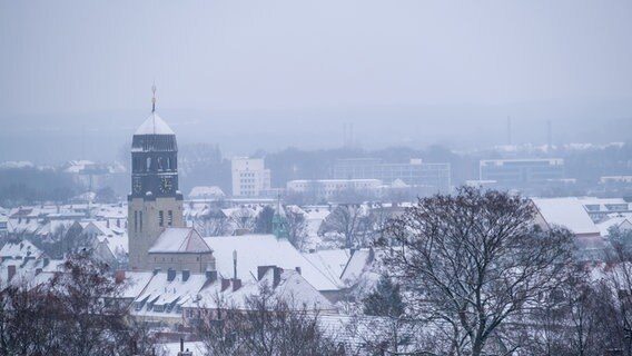 Archivbild: Die Lutherkirche und umliegende Dächer in Osnabrück sind mit Schnee bedeckt. © picture alliance/dpa | Ole Spata 