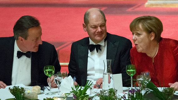 David Cameron, Olaf Scholz und Angela Merkel beim Matthiae-Mahl 2016 im Hamburger Rathhaus. © dpa - Bildfunk Foto: Lukas Schulze