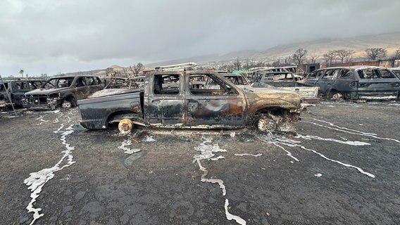 Geschmolzene Radkappen an verbrannten Autos auf Maui, Hawaii. © ARD Foto: Katharina Wilhelm