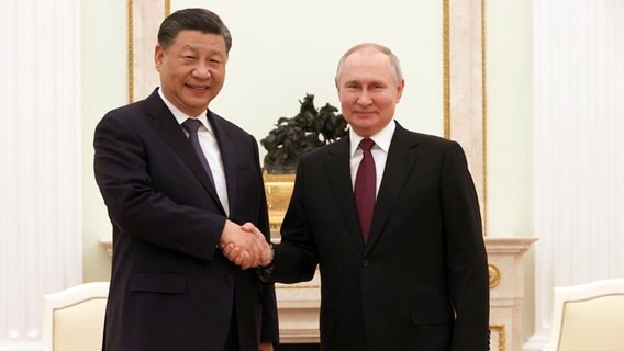 Wladimir Putin (r), Präsident von Russland, und Xi Jinping, Präsident von China, geben sich vor ihren Gesprächen im Kreml die Hand. © Sergei Karpukhin/Pool Sputnik Kremlin via AP/dpa 
