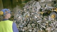 Fabrikarbeiter betrachtet einen Müllberg, der in der Müllverbrennungsanlage Hamburg vorbereitet wird. © dpa Foto: Sebastian Widmann