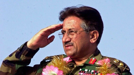 Der damalige pakistanische Präsident, General Pervez Musharraf, salutiert 2002 bei einer öffentlichen Kundgebung in Lahore. © dpa bildfunk/AP Foto: Zia Mazhar