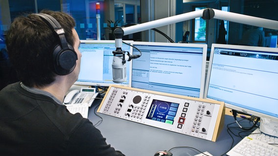 Radio Nachrichtensprecher im Studio © NDR Foto: Christine Raczka