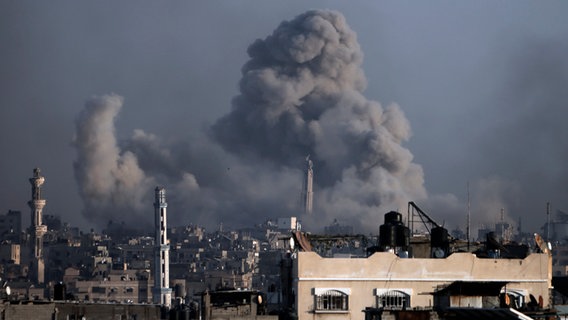 Rauch steigt auf, nach israelischen Bombardierungen in Chan Junis im südlichen Gazastreifen. © AP/dpa Foto: Mohammed Dahman