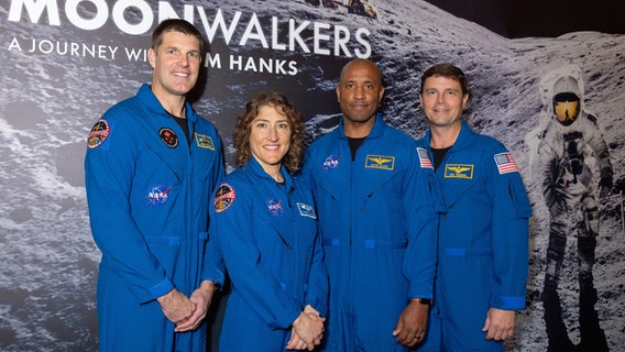 Die NASA-Astronauten Jeremy Hansen, Christina Koch, Victor Glover und Reid Wiseman (v.l.n.r.) bilden die Crew für die "Artemis 2"-Mission, die im November 2024 den Mond umrunden soll. © picture alliance / empics | SM 