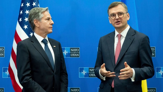 US-Außenminister Antony Blinken und der ukrainische Außenminister Dmytro Kuleba unterhalten sich beim NATO-Ukraine-Rat in Brüssel. © picture alliance / ASSOCIATED PRESS | Saul Loeb 