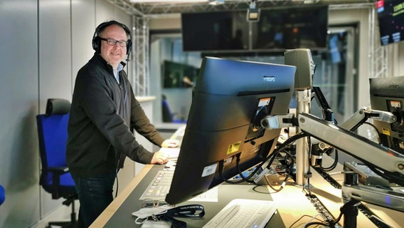 Moderator Andreas Sperling steht im NDR Info Sendestudio. © NDR Foto: Hanna Grimm