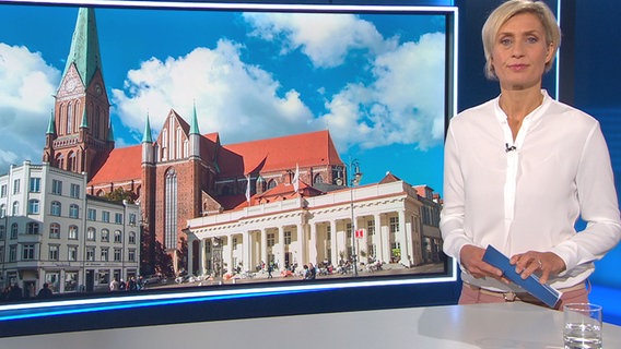 Susanne Stichler im neuen NDR Info Fernsehstudio. © NDR 