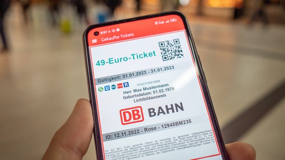 Auf einem Smartphone-Bildschirm ist ein 49-Euro-Ticket zu sehen. © IMAGO / aal.photo 