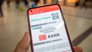 Auf einem Smartphone-Bildschirm ist ein 49-Euro-Ticket zu sehen. © IMAGO / aal.photo 