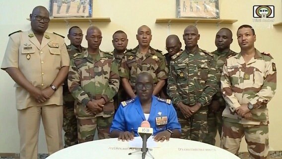 Oberstmajor Amadou Abdramane (M.) und weitere Militärs in Niger © Uncredited/ORTN/AP/dpa 