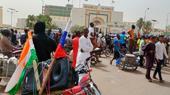 Menschen vor der Nationalversammlung von Niamey im Niger © picture alliance / Anadolu Foto: Balima Boureima