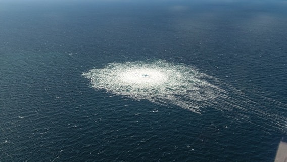 Vor der Küste von Bornholm/Dänemark kann am 27. September 2022 eine große Störung in der Ostsee beobachtet werden. © picture alliance / ASSOCIATED PRESS | Uncredited 