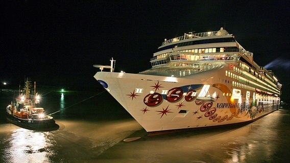 Der Kreuzfahrtschiff-Neubau "Norwegian Pearl" liegt im Hafenbecken der Meyer Werft in Papenburg. © dpa Foto: Ingo Wagner