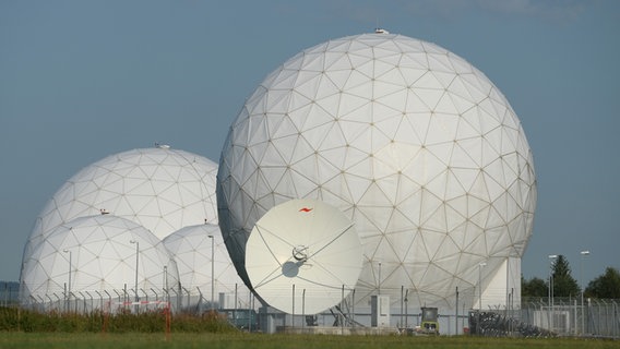 Radarkuppeln der ehemaligen Abhörbasis in Bad Aibling. © dpa Foto: Andreas Gebert