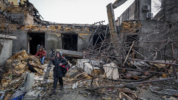 Journalisten filmen nach einem Drohnenangriff ein zerstörtes Gebäude in Odessa © dpa-Bildfunk Foto: Kay Nietfeld/dpa