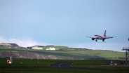 Ein Flugzeug landet auf der Isle of Man.  
