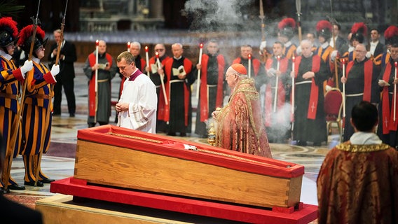 Der Leichnam von Papst Franziskus im offenen Sarg im Petersdom in Rom. © dpa bildfunk/AP Foto: Alessandra Tarantino