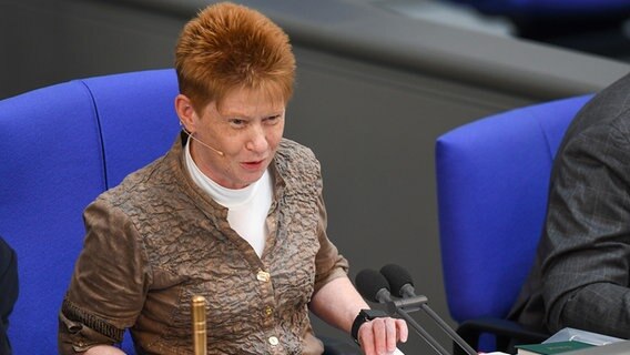 Petra Pau, Bundestagsvizepräsidentin (Die Linke), spricht im Bundestag. © picture alliance Foto: Fotostand / Reuhl