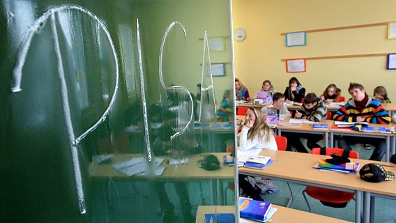 Die Wörter "PISA" steht an einer Tafel, während Schüler den Unterricht verfolgen. © dpa Foto: Julian Stratenschulte