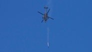 Ein israelischer Apache-Hubschrauber feuert eine Rakete in Richtung des Gazastreifens ab. © AP/dpa Foto: Ohad Zwigenberg