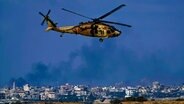 Ein israelischer Apache-Hubschrauber fliegt in der Nähe der Grenze zwischen Israel und Gaza. © AP/dpa Foto: Ariel Schalit