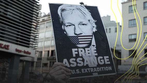 Plakat auf einer Demonstration zur Unterstützung von Julian Assange und gegen seine Auslieferung an die USA. © picture alliance / NurPhoto Foto: Konstantinos Zilos