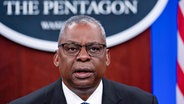 Ein Porträtbild von US-Verteidigungsminister Lloyd Austin im Verteidigungsministerium "Pentagon" in Washington (USA). © AP/dpa Foto: Cliff Owen