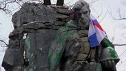 Denkmal aus dem Zweiten Weltkrieg mit russischer Flagge in der Stadt Awdijiwka nach der Übernahme der Stadt durch das russische Militär. © imago 