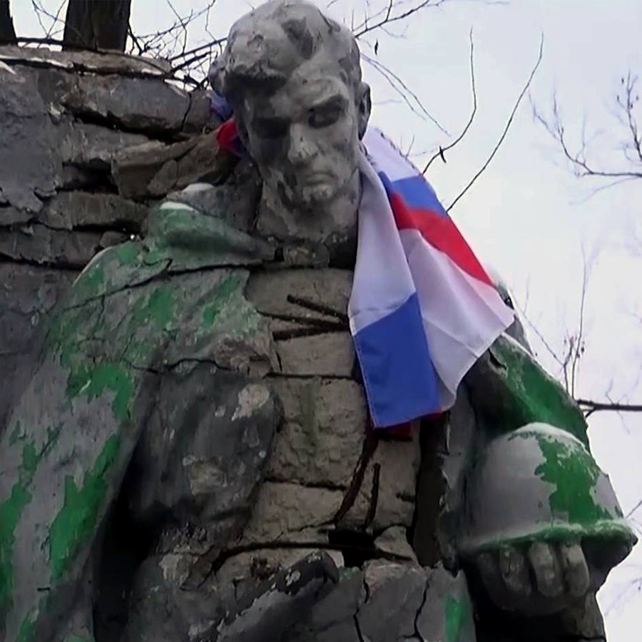Denkmal aus dem Zweiten Weltkrieg mit russischer Flagge in der Stadt Awdijiwka nach der Übernahme der Stadt durch das russische Militär. © imago 
