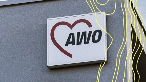 Das Logo AWO der Arbeiterwohlfahrt angebracht einem grauen Gebäude. © Imago Images Foto: Arnulf Hettrich